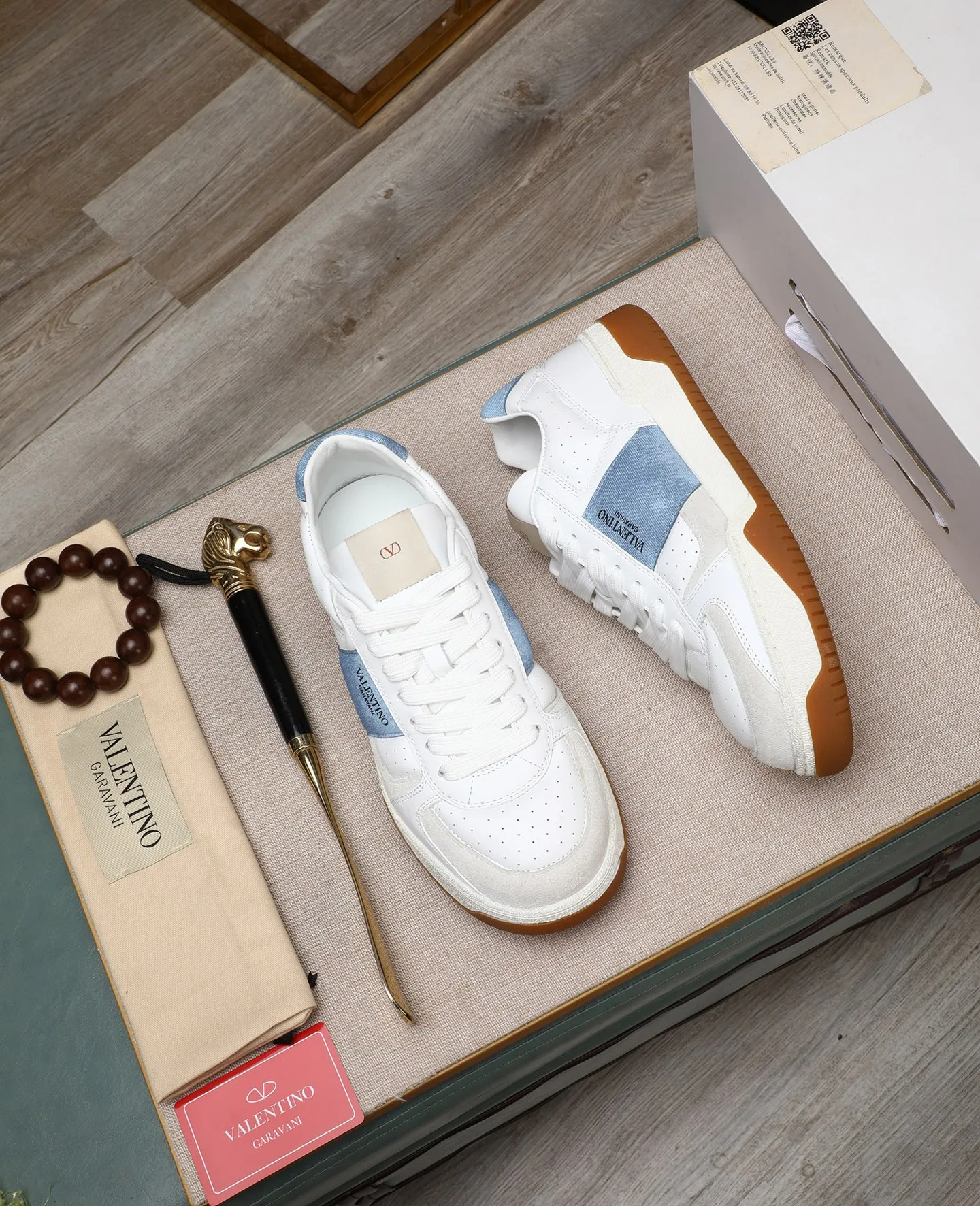 Men's shoes 💰740 [Valentino] Couple model, size: ▪️Size: Women's model 35-40 Men's model 39-44 (45 customized) Valentino Valentino Couple model Joie de Jouer series Velcro Thick sole Bread shoes Couple model Casual sneakers White shoes Original purchase and development Production Joie de Jouer series The style is simple but not out of style. The pure white base is paired with fresh green and soft beige, and the unique Velcro design highlights your personality. Every detail tells fashion and quality. Wear it, take a confident step, and start the trend journey. Delivered in exquisite packaging🛍📦 ▪️Material: Original custom imported first-layer cowhide ▪️Inner lining: Original custom made soft sheepskin lining ▪️Outsole: Original open-molded non-slip TPU material ▪️Sole thickness: 3.5CM